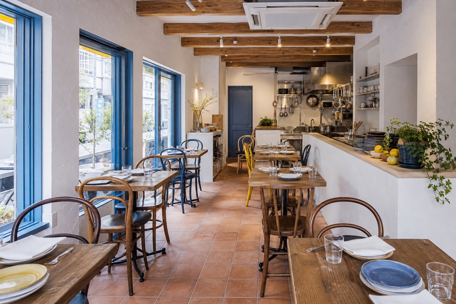 自然光が入る青と白の明るい店内